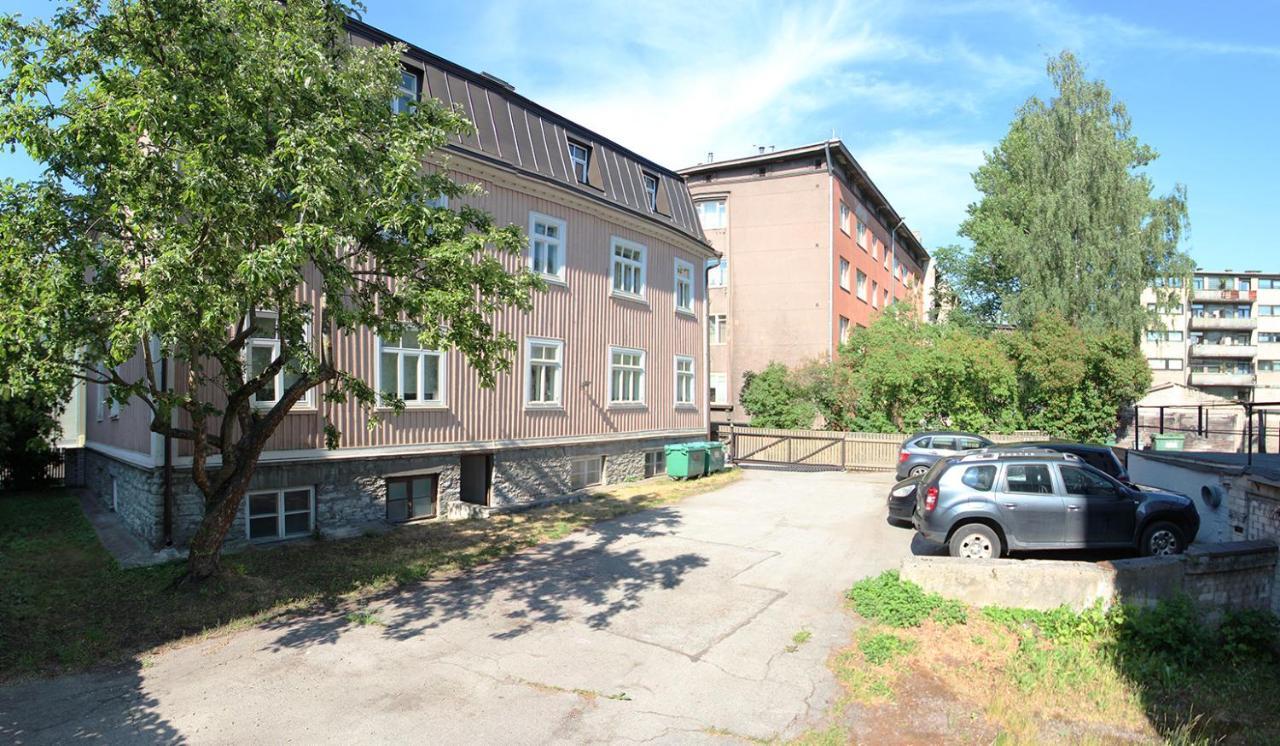 Quiet Kadriorg Street Apartment ทาลลินน์ ภายนอก รูปภาพ